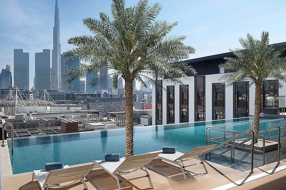 Crystal-clear swimming pool in Dubai maintained by Luzan Pool